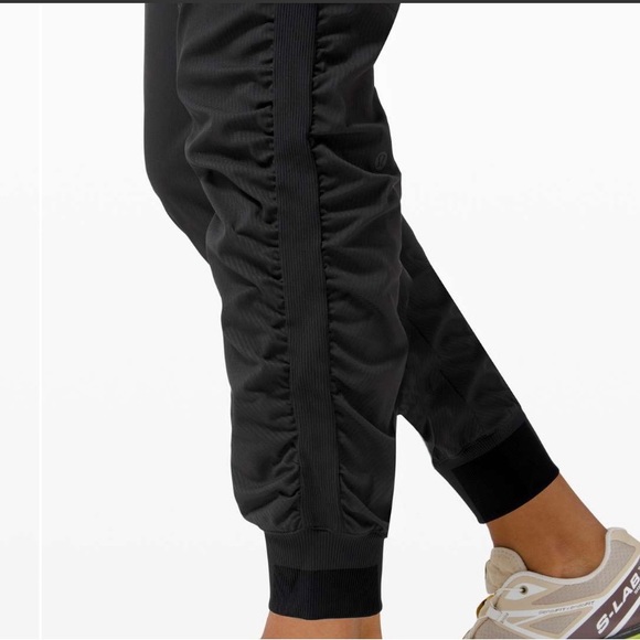 đź’šLululemon Beyond The Studio Joggersđź’šSize 8 - Picture 6 of 11